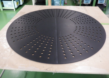 天然ゴム 加工事例｜大口径・320個の多穴加工　株式会社ダイコー